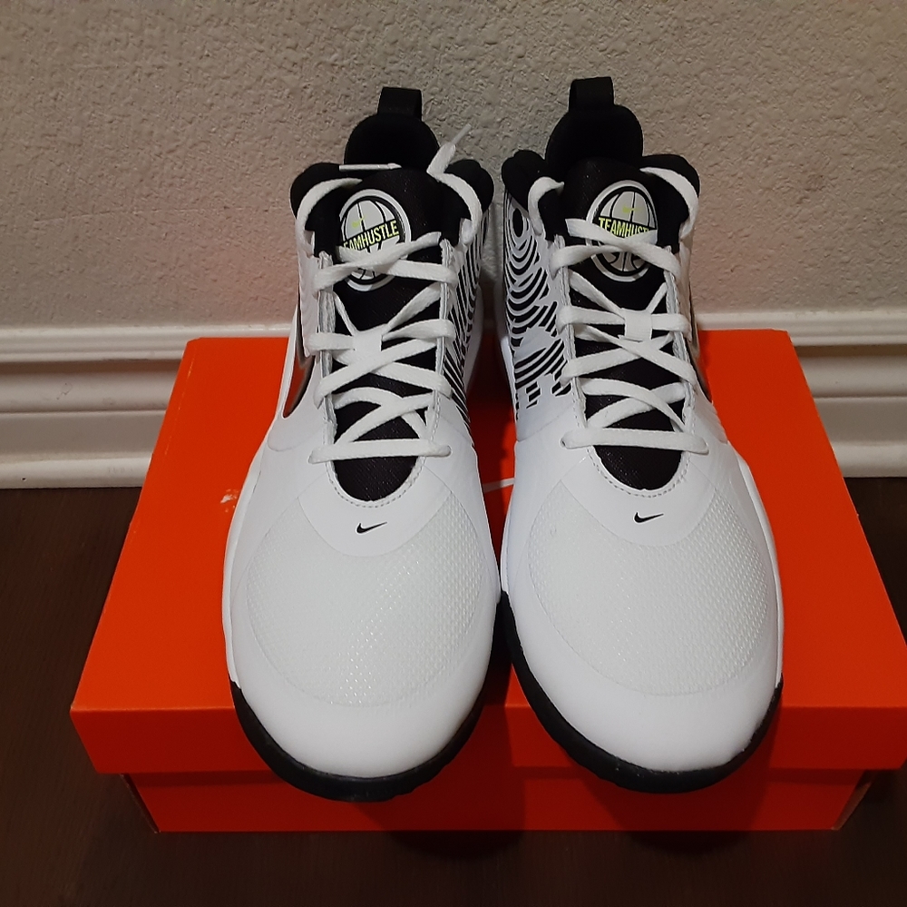 Nike - Picture 4 of 4